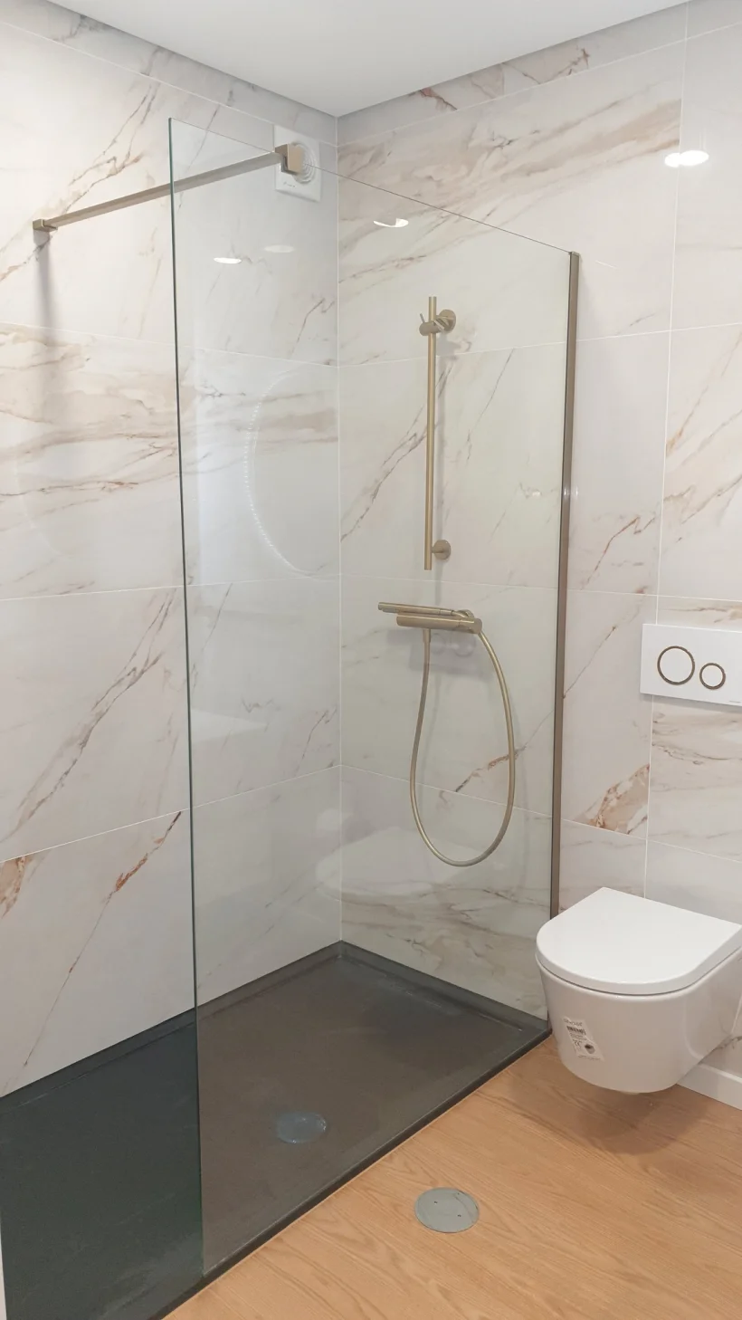 Casa de banho com azulejos mármore | Viskott Casa de banho com azulejos mármore | Viskott