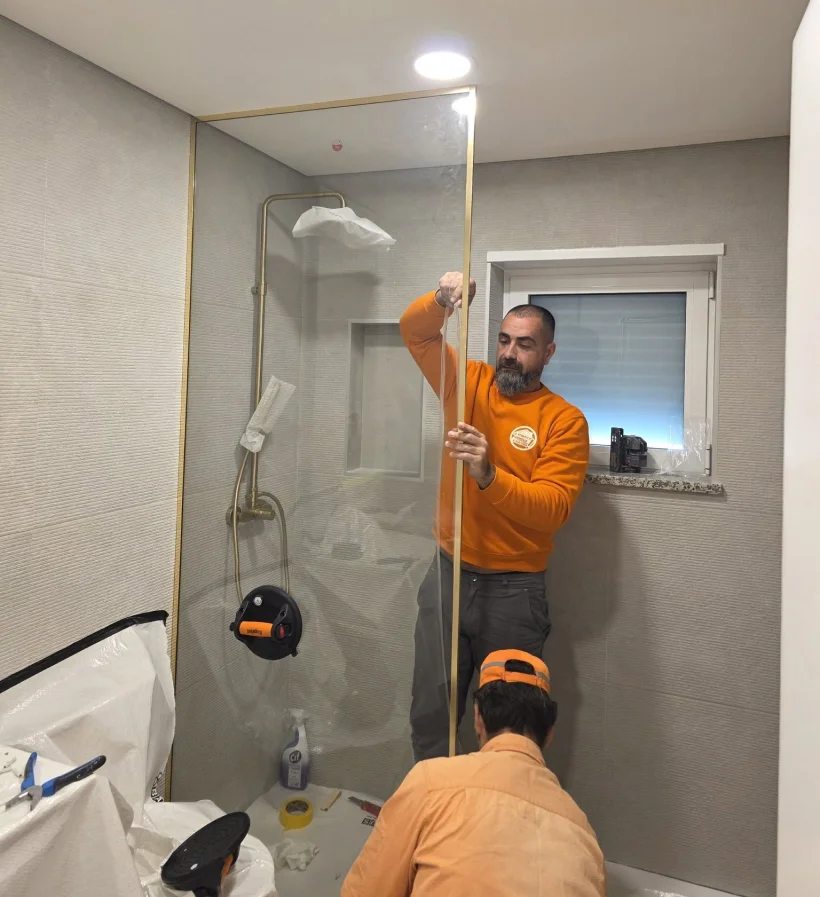 Profissionais a aplicar vidro em casa de banho | Viskott Profissionais a aplicar vidro em casa de banho | Viskott